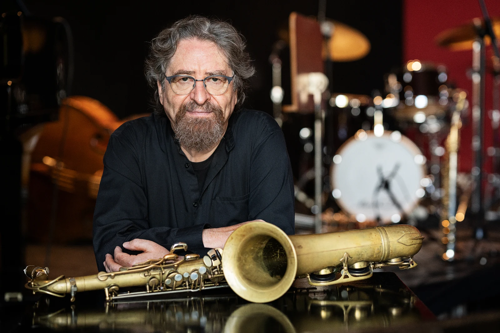 Daniel Guggenheim with saxophone in a jazz club, portrait — Photo: Anja Jahn