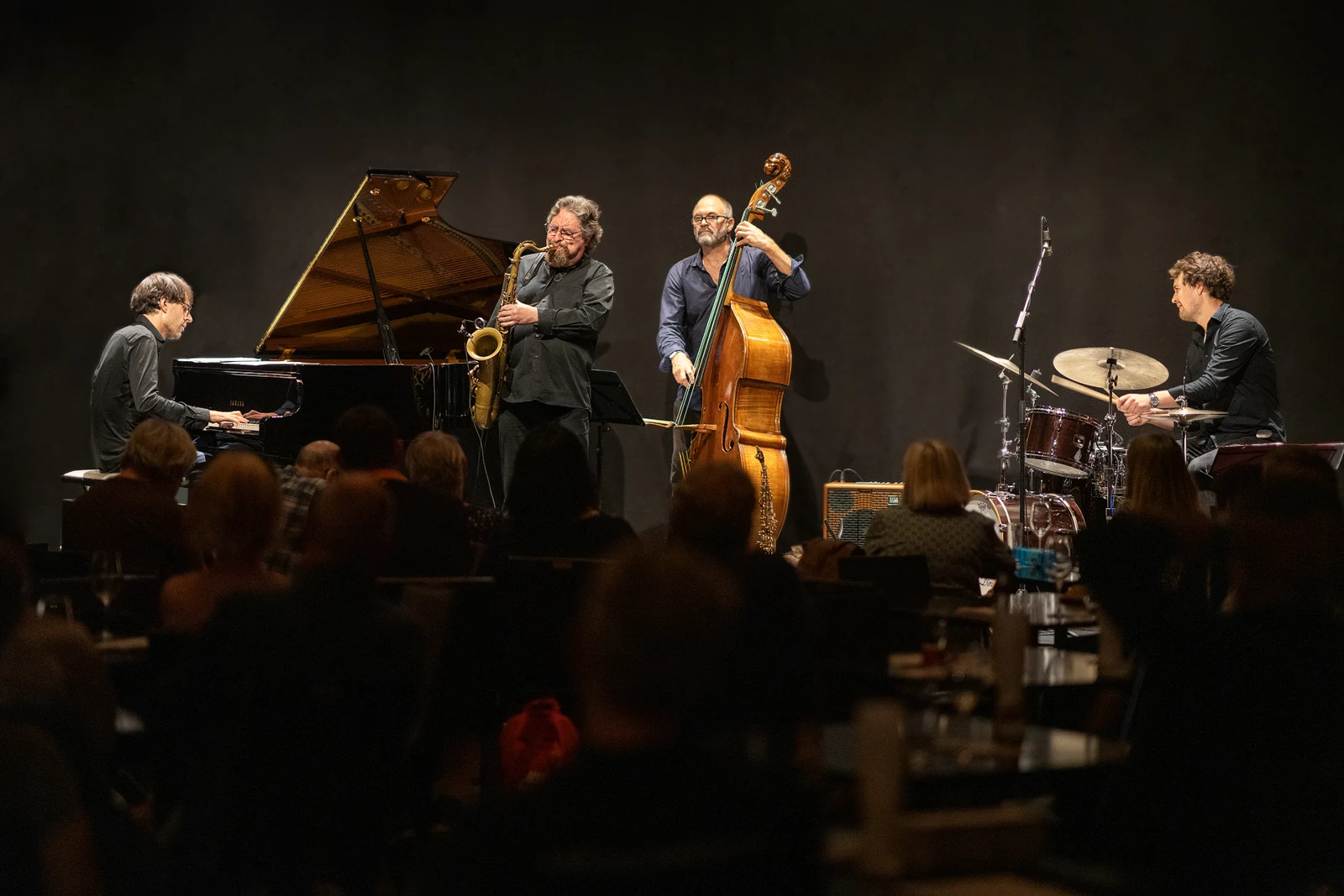 Daniel Guggenheim Quartet performing live on stage with piano, saxophone, double bass and drums — Photo: Anja Jahn